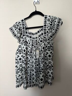 Max Studio Black & White Floral Flutter-Sleeve Tunic